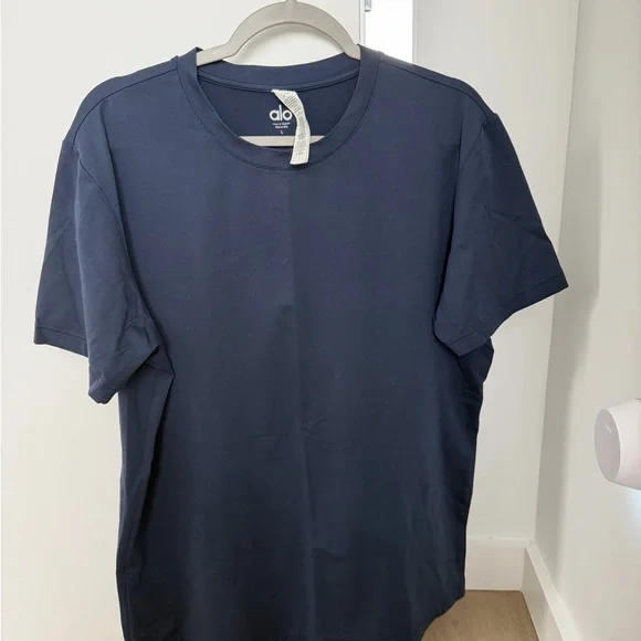 ALO Yoga Men's Deep Blue Short Sleeve Tee - Picture 1 of 2